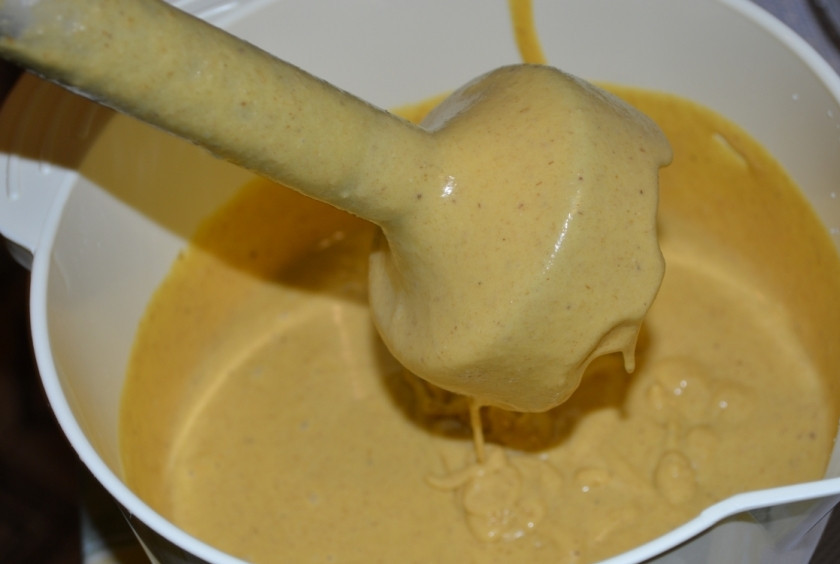 1. Этап. Банановые кексы в силиконовых формочках: 4. Добавляем муку и сметану (или кефир/кислое молоко). Взбиваем все до состояния однородной массы, которая по густоте должна быть немного гуще, чем на блины.