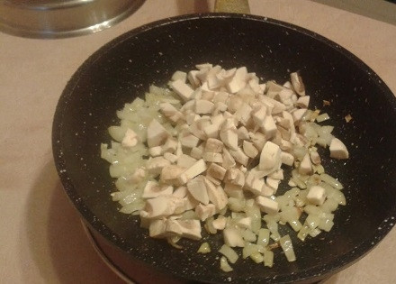 1. Этап. Закрытые тарталетки с курицей и грибами: Обжариваем минуты 3 лук на растительном масле, затем добавим грибы и жарим до выпаривания жидкости.