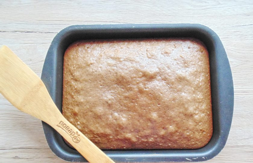 1. Этап. Торт Ай-Петри с вишней: Пеките корж в духовке, заранее разогретой до 175-180 градусов 40-45 минут. Готовность проверяйте деревянной палочкой. При накалывании она должна быть сухой.