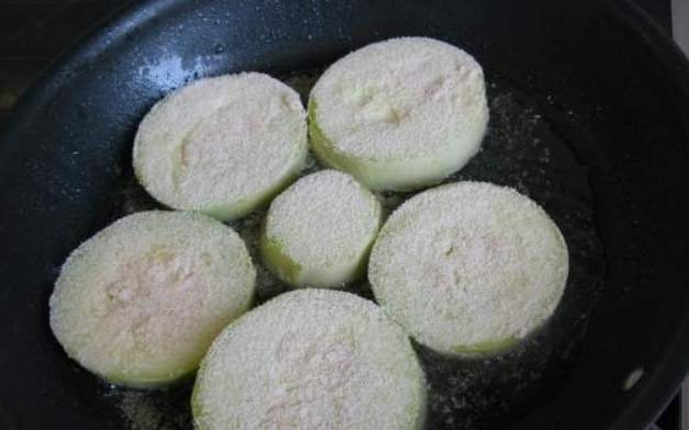 1. Этап. Кабачки, жаренные в манке: Обжариваем кабачки на растительном масле до золотистой корочки с двух сторон.