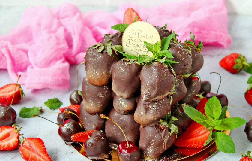 1. Этап. Летний торт: Украсьте торт золотистой посыпкой, выложите ягоды черешни в круг по низу и подавайте.