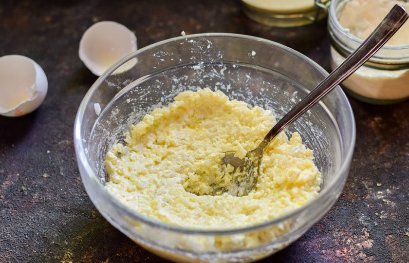 1. Этап. Сырники с рисом: Перемешайте хорошо все ингредиенты и поставьте на плиту прогревать сковороду, смажьте ее маслом.