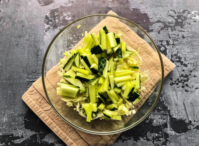 1. Этап. Салат с пекинской капустой и мидиями: Огурцы хорошо помойте под проточной водой, нарежьте соломкой и добавьте к капусте.