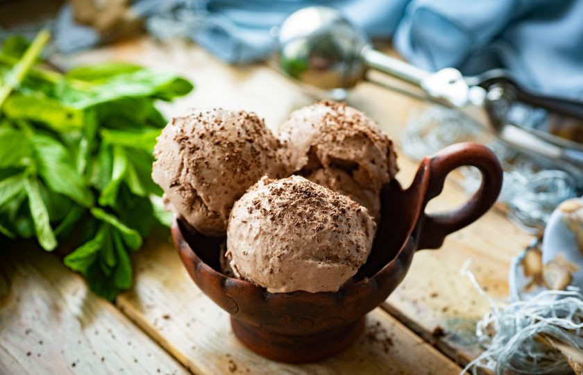 1. Этап. Шоколадный пломбир: Подавайте готовый пломбир в красивых креманках, посыпав тертым шоколадом.