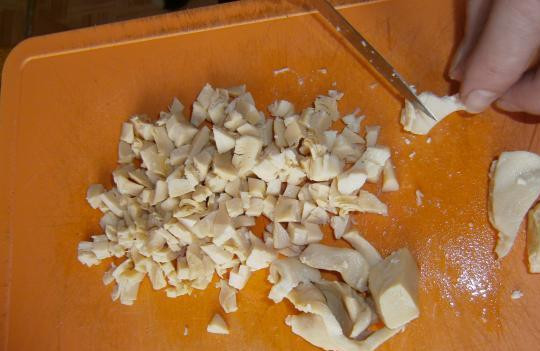 1. Этап. Салат из консервированных кальмаров и шампиньонов: С консервированных кальмаров слейте воду, порежьте сами кальмары мелко.