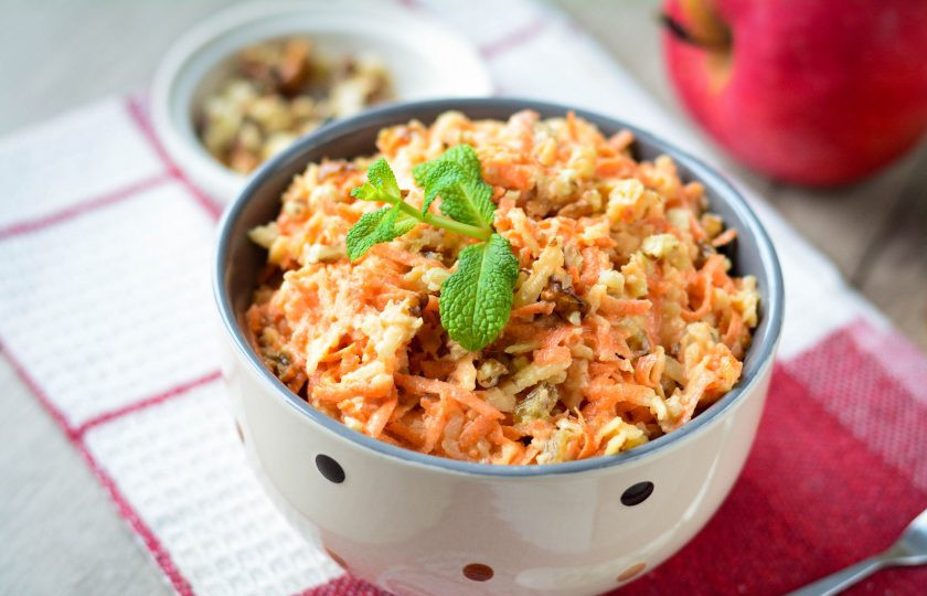 1. Этап. Салат с орешками: Сразу подавайте к столу.