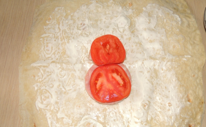 1. Этап. Лаваш с морковью и сыром: Выложите на каждый кусок лаваша ломтик ветчины и ломтик помидора.