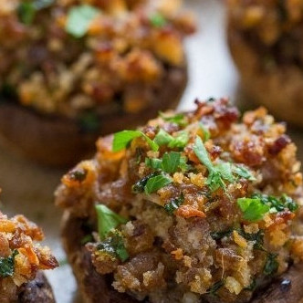 Грибы, фаршированные фаршем и сыром