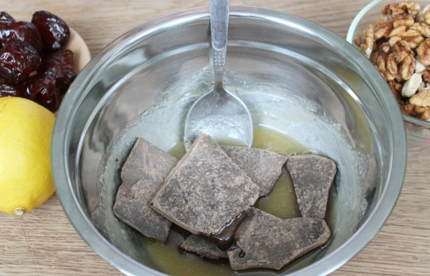 1. Этап. Шоколадные батончики: Добавляем какао тертое и продолжаем подогревать на водяной бане.