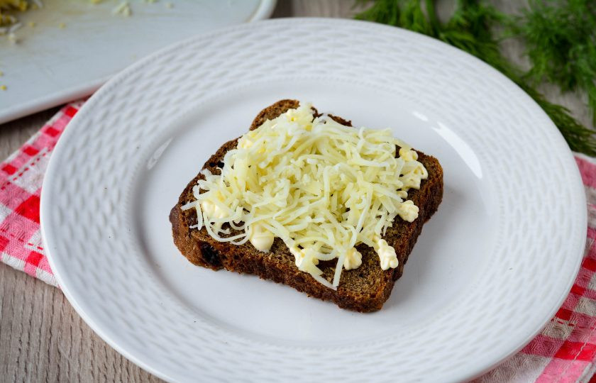 1. Этап. Селедка под шубой на хлебе: Присыпьте слоем из тертого картофеля. Немного посолите и полейте майонезом.