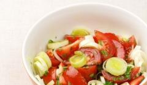 1. Этап. Салат из помидоров: Остается только хорошо перемешать все ингредиенты и добавить соль по вкусу. Свежий салат из помидоров готов :)