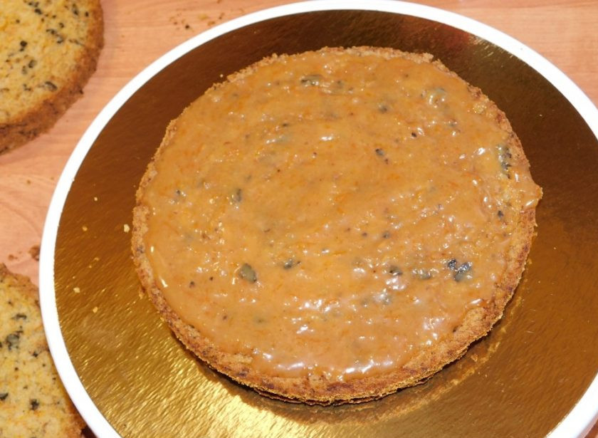 1. Этап. Торт Сладкая жизнь: Каждый корж пропитайте апельсиновой карамелью и смажьте кремом.