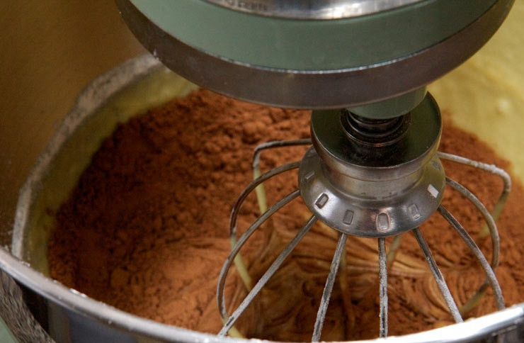 1. Этап. Торт для мужа: 10. В оставшееся тесто всыпать какао (классический рецепт торта для мужа предполагает использование шоколада) и взбить до однородности.