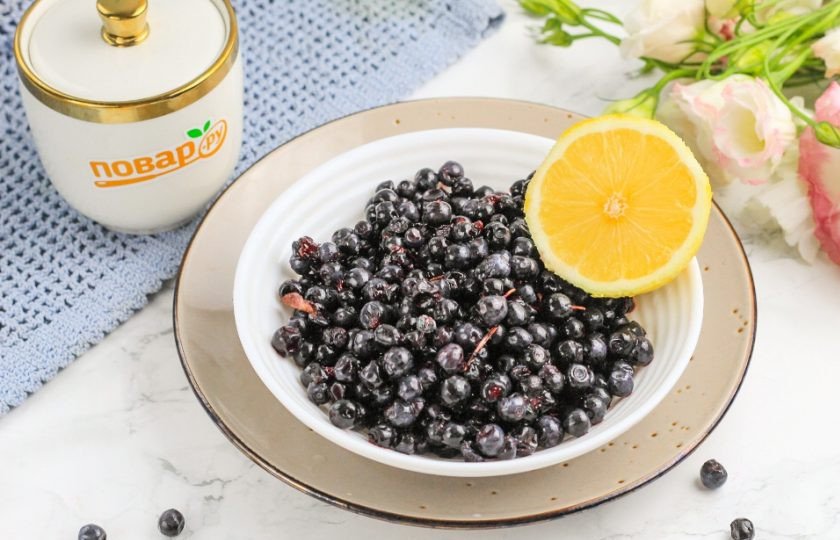 1. Этап. Компот из черники: Подготовьте указанные продукты. Если черника замороженная, то предварительно размораживать ягоды не нужно.