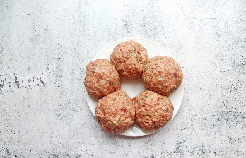 1. Этап. Тефтели Львиные головы: Разделите фарш на крупные части и сформируйте круглые тефтели.