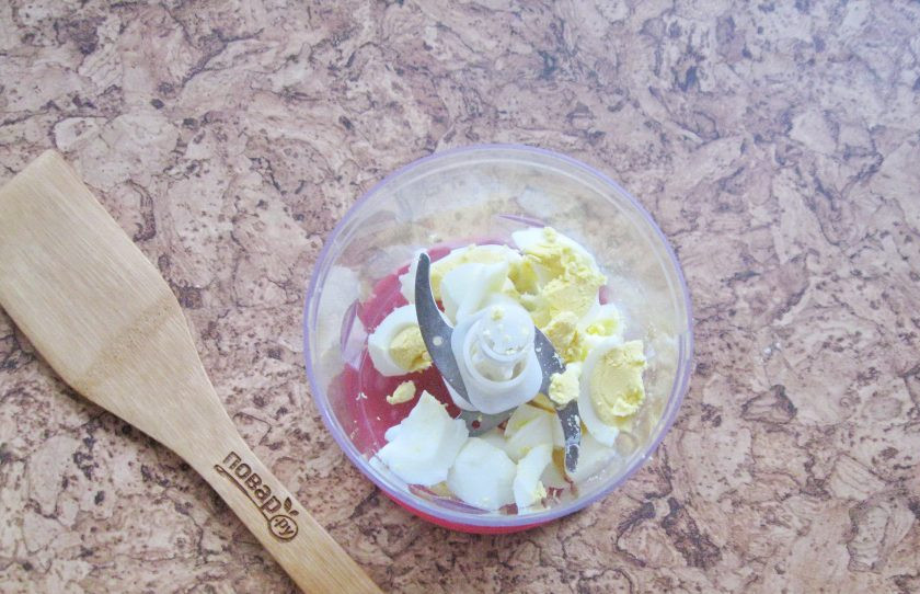 1. Этап. Паштет из скумбрии и горбуши: Яйца сварите вкрутую, охладите, очистите и нарежьте. Выложите в чашу измельчителя.