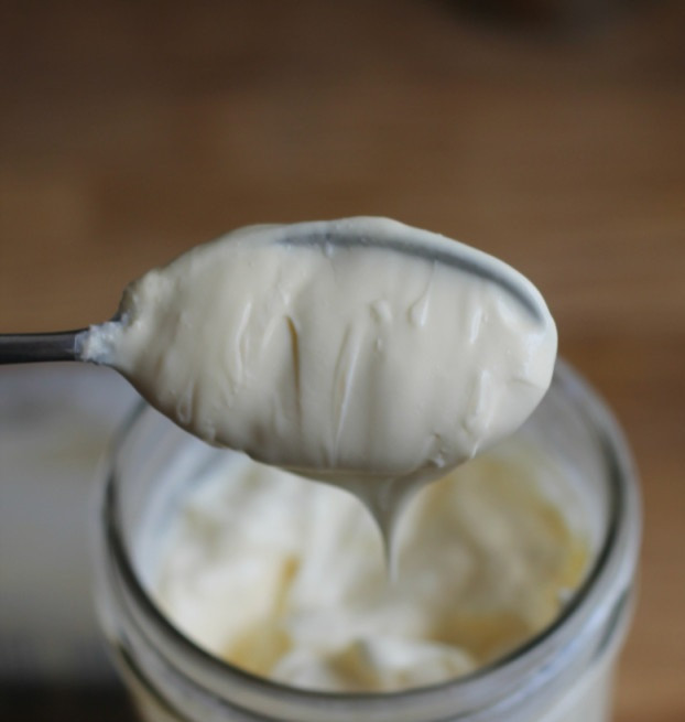 1. Этап. Мороженое с клубникой: 1. При приготовлении мороженого с клубникой лучше всего использовать домашние сливки или натуральный йогурт высокой жирности. Но при желании можно сделать классическую основу на основе сливок, молока и желтка.