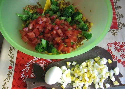 1. Этап. Салат из чечевицы: Помидоры и вареные яйца нарезаем на кубики.