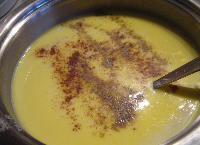 1. Этап. Каннеллони с творогом: Теперь начинаем вливать тонкой струйкой молоко, постоянно помешивая смесь. Нам необходимо достичь гладкой и однородной консистенции. Когда масса станет однородной, солим ее и приправляем мускатным орехом и кайенским перцем.