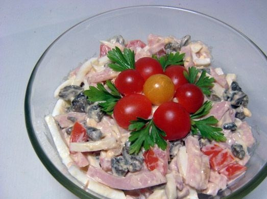 1. Этап. Салат с колбасой и грибами: 4. Перемешаем и декорируем салат на свой вкус. Приятного аппетита!