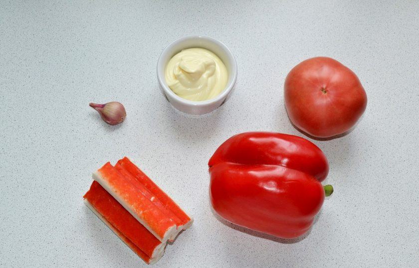 1. Этап. Салат Крабовое море: Крабовые палочки очистите, овощи вымойте и обсушите.