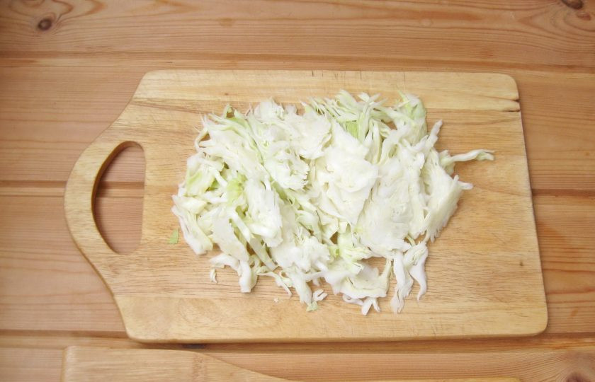 1. Этап. Помидоры с капустой без стерилизации: Капусту ополосните и нашинкуйте мелко.