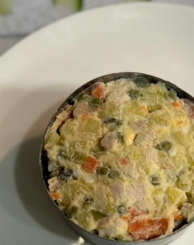 1. Этап. Рождественский салат Оливье: Порционно выкладываем салат на тарелку в кольцо и оформляем красивую подачу