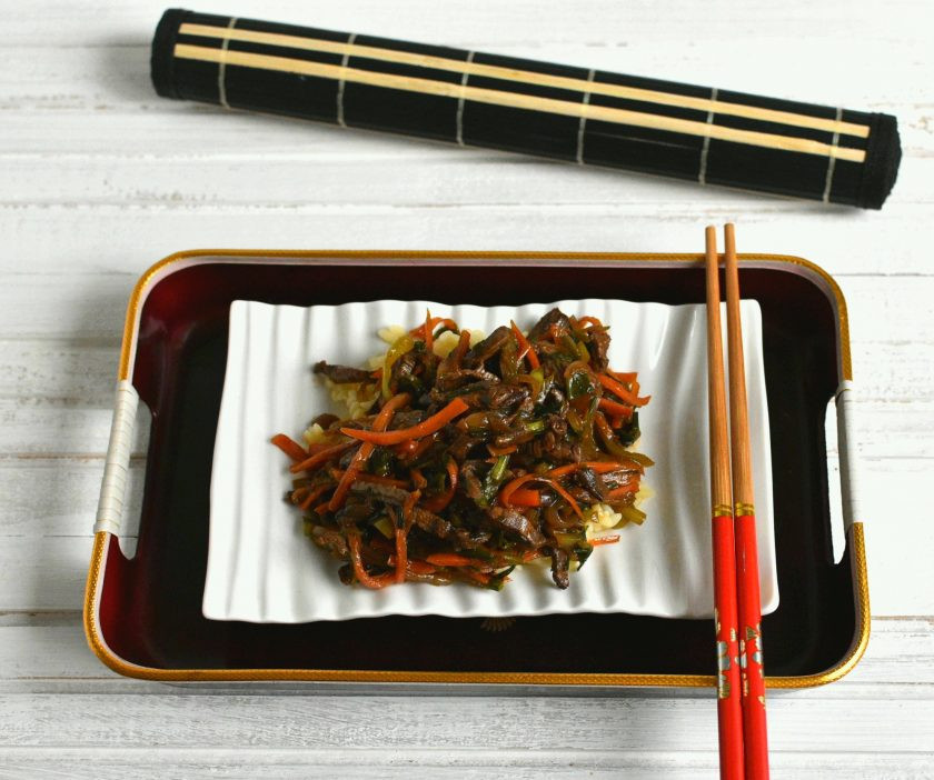 1. Этап. Маринованная говядина с овощами и зеленью: Дайте постоять на плите пару минут и сервируйте. Можно с рисом или лапшой.