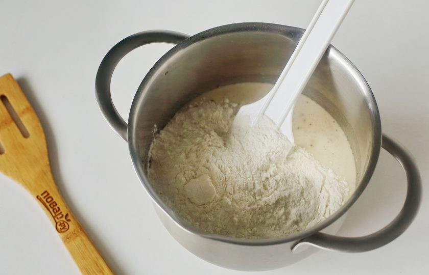 1. Этап. Пряники в мантоварке: Затем, не снимая емкость с плиты, добавьте стакан муки.