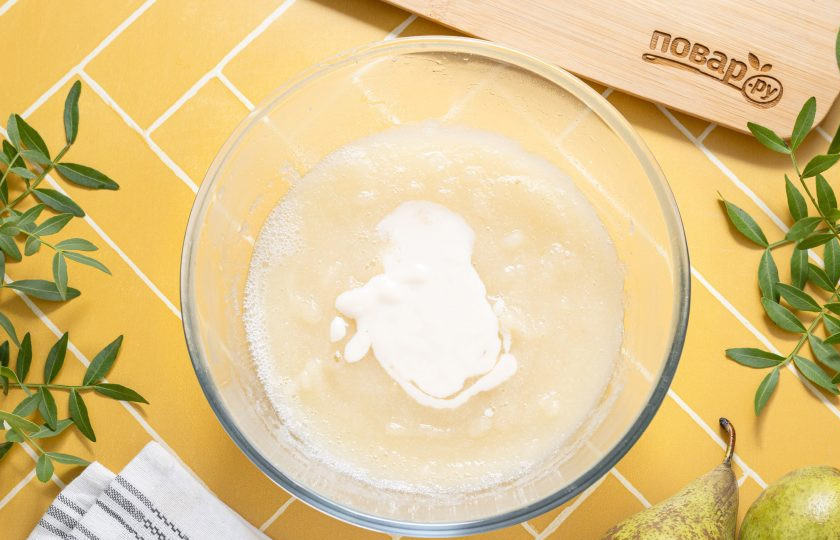 1. Этап. Пастила с йогуртом: После добавьте йогурт и перемешайте до однородности.