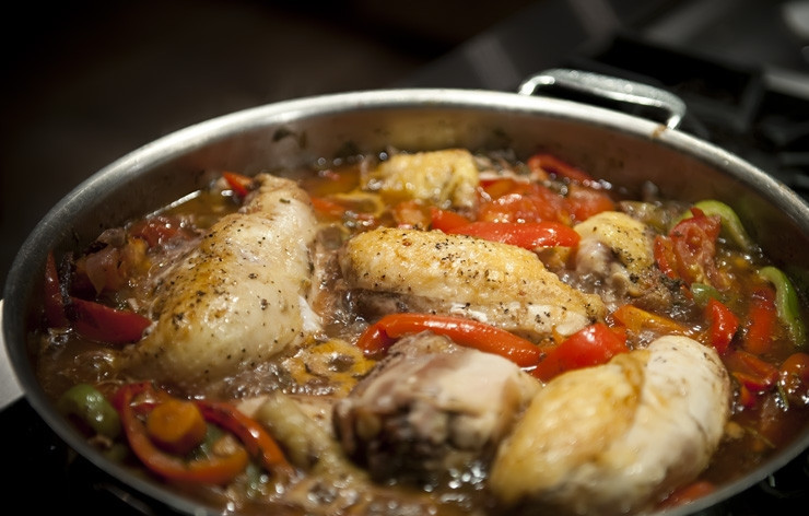 1. Этап. Курица по-римски: Выкладываем обратно курицу и добавляем бульон. Тушим на медленном огне, чтобы цыпленок хорошенько пропитался, а бульон немного загустел. Выдерживаем около 30 минут.