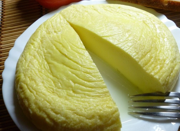 1. Этап. Высокий омлет в мультиварке: Положите пакет с омлетом в мультиварку и варите под закрытой крышкой в течение получаса. Затем выложите омлет в посуду для подачи на стол. Пакет открывайте аккуратно, чтобы не обжечься паром.