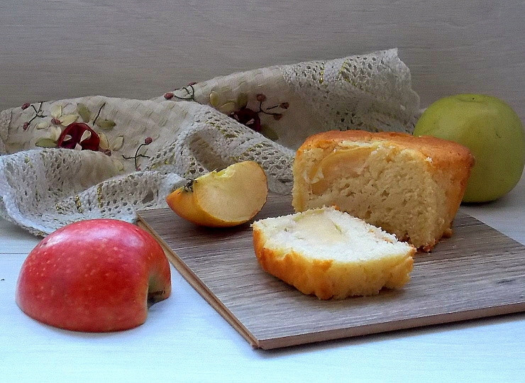 1. Этап. Кекс с яблоками на сыворотке: Дайте остыть, выньте из формы — и можете подавать.