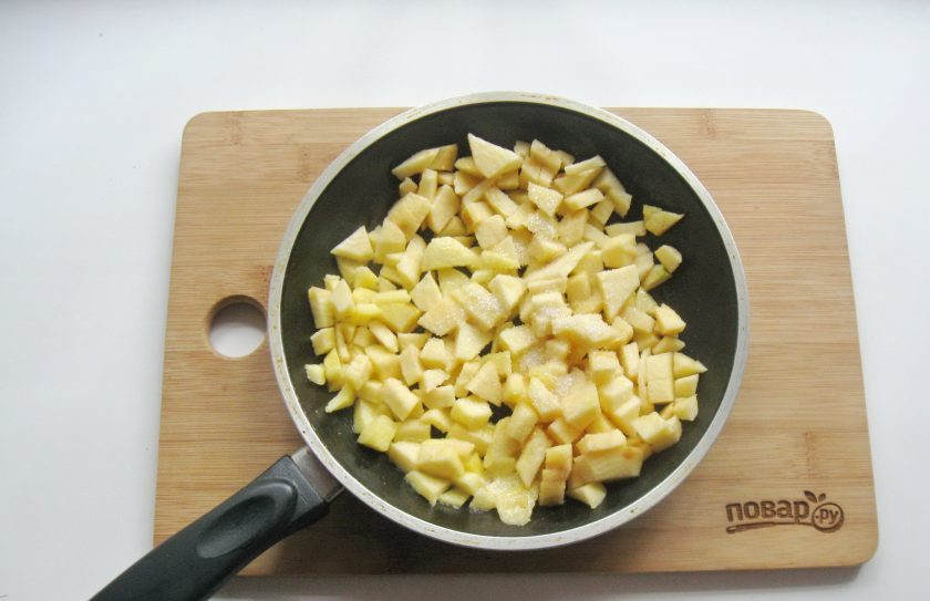 1. Этап. Фруктовые пирожки: 4. Насыпьте сахар по вкусу.