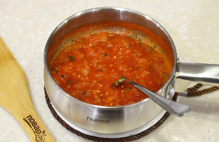 1. Этап. Домашний томатный соус на зиму: 5. Добавьте все оставшиеся ингредиенты, проварите до загустения и разложите по банкам.