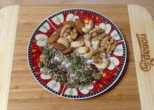 1. Этап. Очищающий салат: 3. Орехи и семечки слегка обжарим на сухой сковороде. Орехи измельчим.