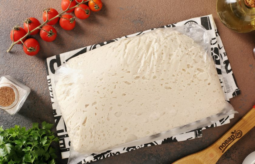 1. Этап. Пицца из дрожжевого теста холодного приготовления: Вот так тесто выглядело у меня на следующий день. Разделите тесто на 3 части.