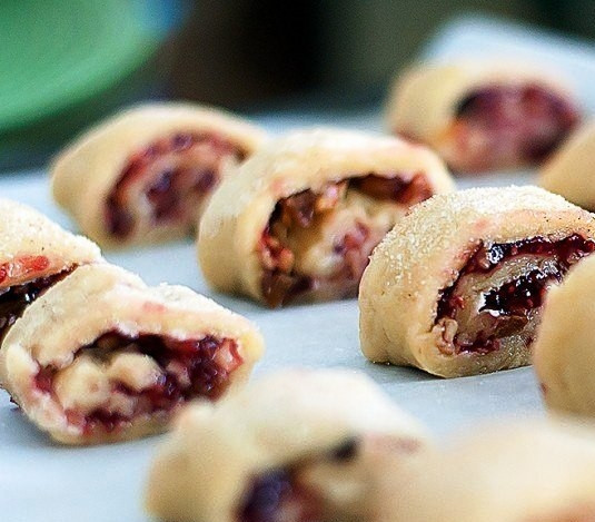 1. Этап. Русские булочки: Каждый рулет разрезаем на 10-14 частей. Это и будут наши булочки.