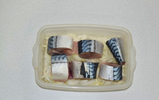 1. Этап. Скумбрия в горячем маринаде: Скумбрию нарежьте порционными кусочками, удалив голову и хвост.