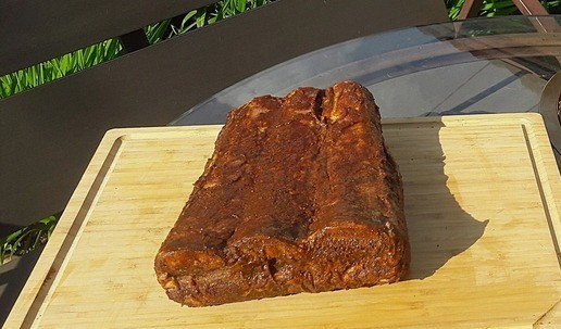 1. Этап. Ребра говяжьи с овощами: Ребра обсыпать специями, втереть в мясо, добавить масло и оставить мариноваться на ночь.