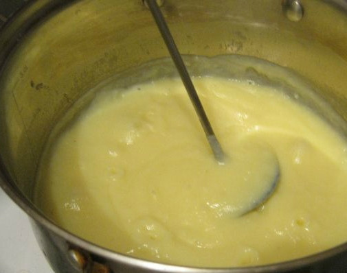 1. Этап. Крем Пражский: Начнем с того, что взобьем яйца миксером. Постепенно всыпем 2 ложки муки, не переставая взбивать. Медленно вольем стакан молока, не вытаскивая миксер. Засыпем еще 2 ложки муки, а затем еще стакан молока. Ставим получившуюся смесь на медленный огонь в другую посуду с водичкой на дне, чтобы получилась водяная баня. Постоянно помешиваем, масса будет загустевать, как манная каша.