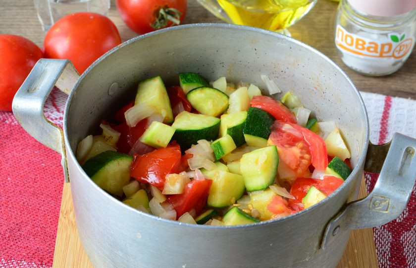 1. Этап. Цукини с помидорами и перцем на зиму: Тушите овощи 5-7 минут и готово.