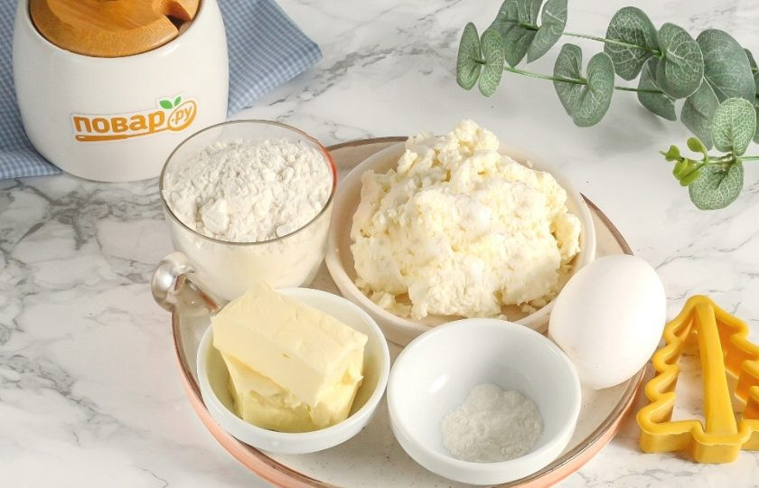 1. Этап. Творожное печенье «Елочки»: Подготовьте указанные ингредиенты. Используйте творог любой жирности и качественное сливочное масло. Масло прогрейте заранее до комнатной температуры. Яйцо используйте мелкое. Еще один желток вам потребуется для обмазывания заготовок.