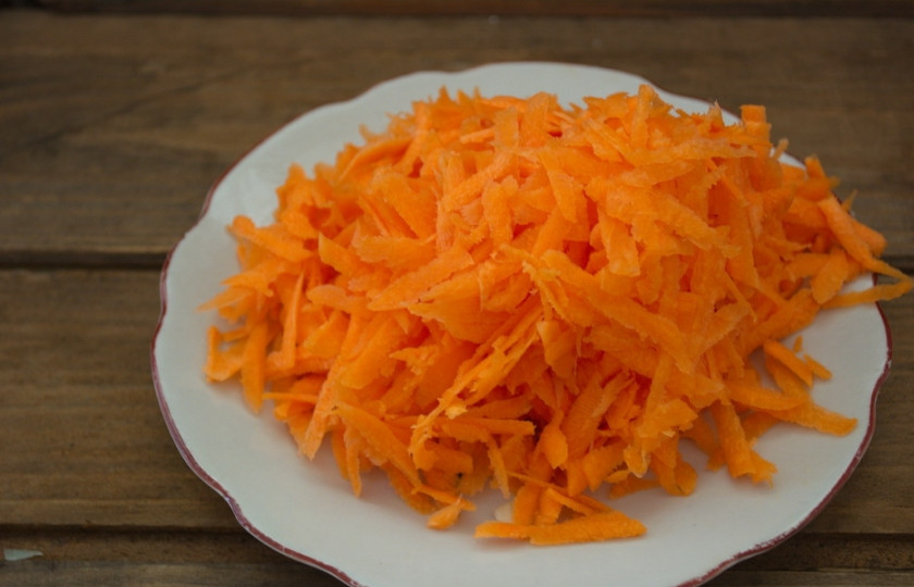 1. Этап. Солянка с сосисками: Морковь натрите на крупной терке.