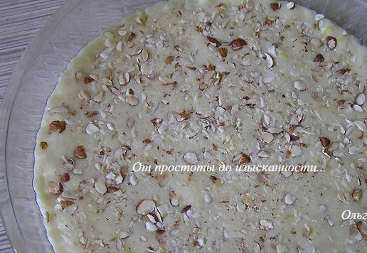 1. Этап. Лимонное печенье с миндалем: Посыпьте рубленным миндалем, прижмите ложкой, вдавливая миндаль в тесто, разровняйте.