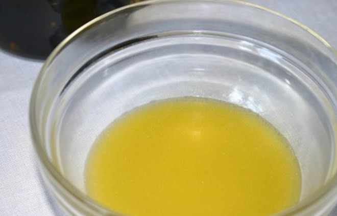 1. Этап. Заправка к греческому салату: Смешайте соус вилкой до однородности.