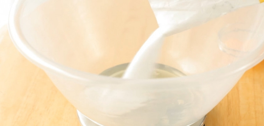 1. Этап. Безе для украшения тортов и пирожных: 1. На одну часть белка возьмите две части сахара. У меня получилось 80 грамм белка, сахара я взяла 160 грамм.