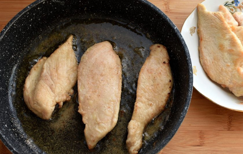 1. Этап. Куриная пикката с артишоком: Разогрейте на сковороде оливковое мало, добавьте в него 20г сливочного. Порциями обжарьте ломтики филе до румяной корочки. Выложите на салфетки.