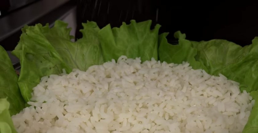 1. Этап. Салат Норвежский роман: 3. Укроп мелко порубите, а огурцы нарежьте тонкой соломкой. Смешайте огурцы и укроп, но не солите. На блюдо выложите листья салата, затем — отваренный рис, слегка посолите и смажьте майонезом.