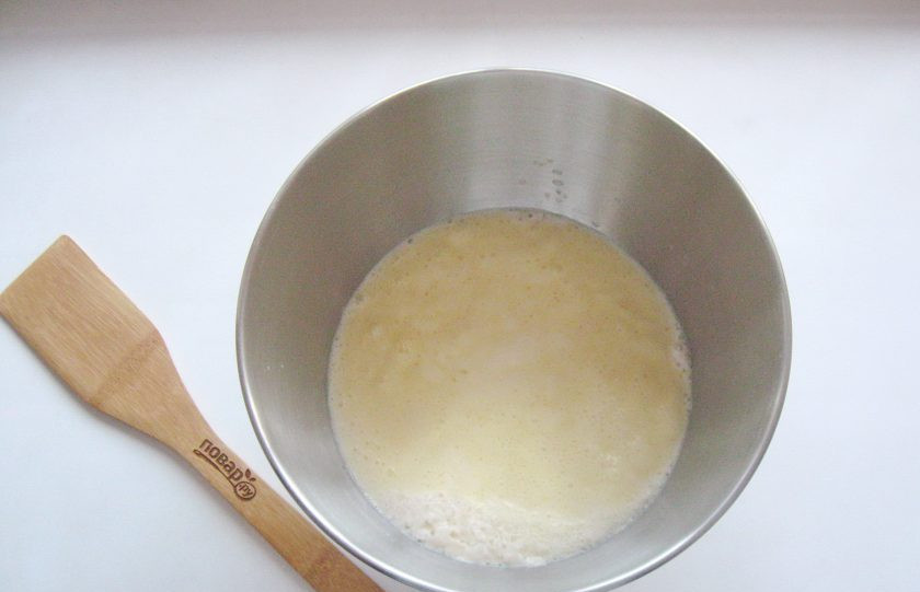 1. Этап. Кулич с меренгой: Смесь яиц, сахара и масла соедините с молоком и дрожжами, перемешайте.